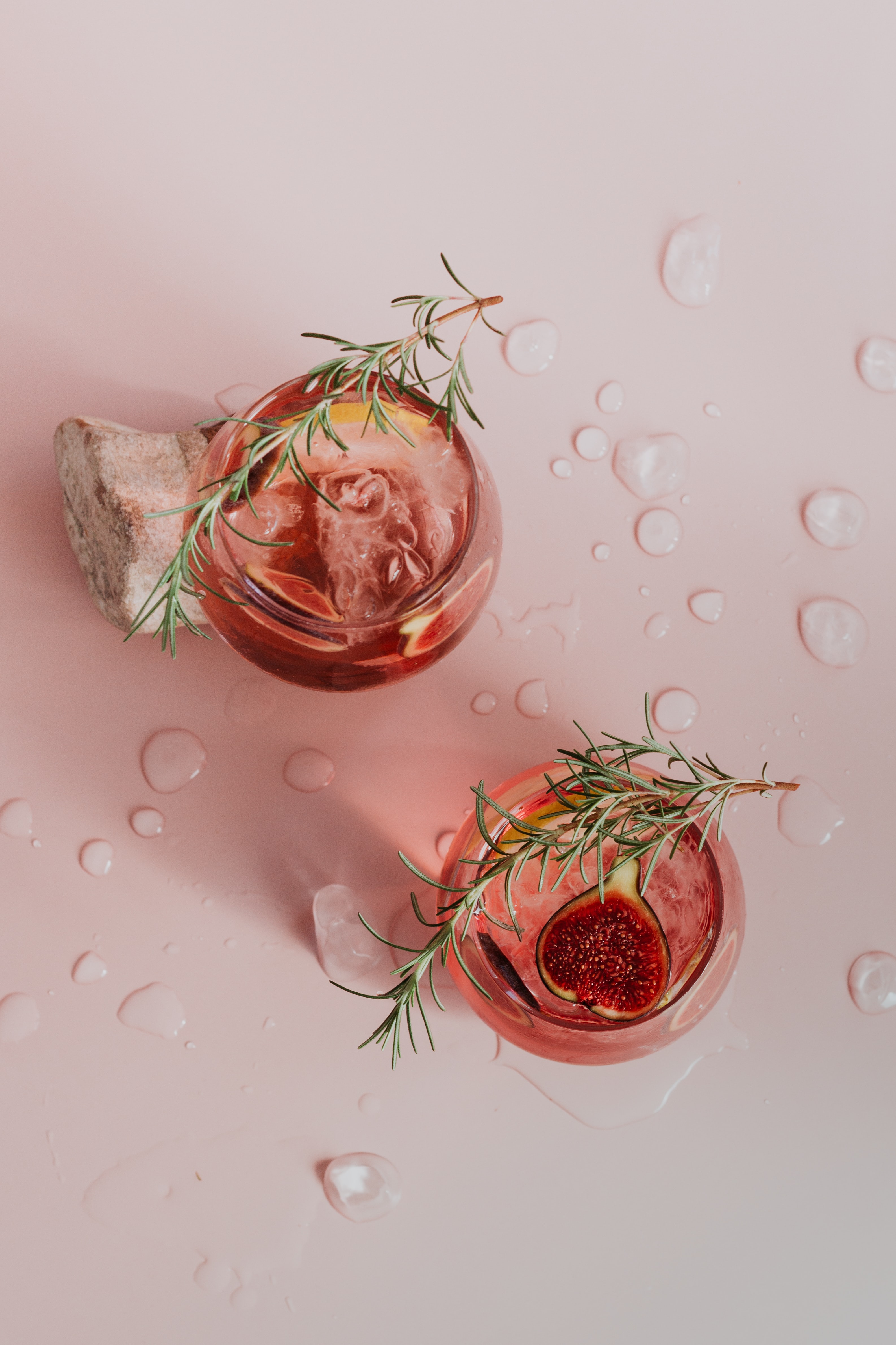 Pink drinks with pine and fig garnish